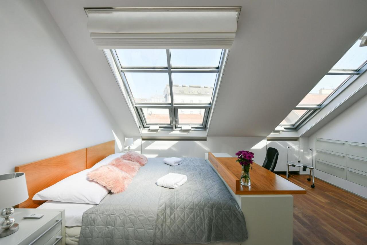 Luxury Central Penthouse With Sauna, Terrace, 250M2, 5Bdrm, 3Bthrm Praha Exteriér fotografie